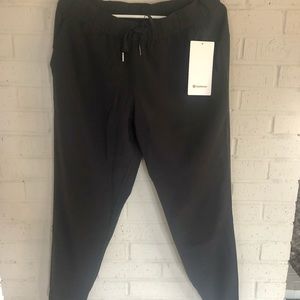 Lululemon On the Fly black woven joggers, NWT